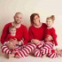 Pijamas multicolores a rayas de hombres y mujeres para la Navidad